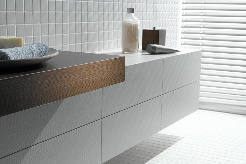 Waschtischunterschrank Detailaufnahme Detailaufnahme eines weißen Waschtischunterschrankes mit dunkler Waschtischplatte