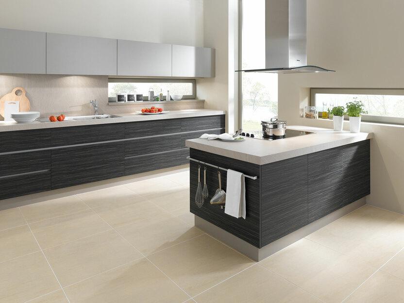 Impression einer Küchengestaltung mit Kochinsel Impression einer Küchengestaltung mit Kochinsel mit Edelstahlabzug und dunklen Fronten