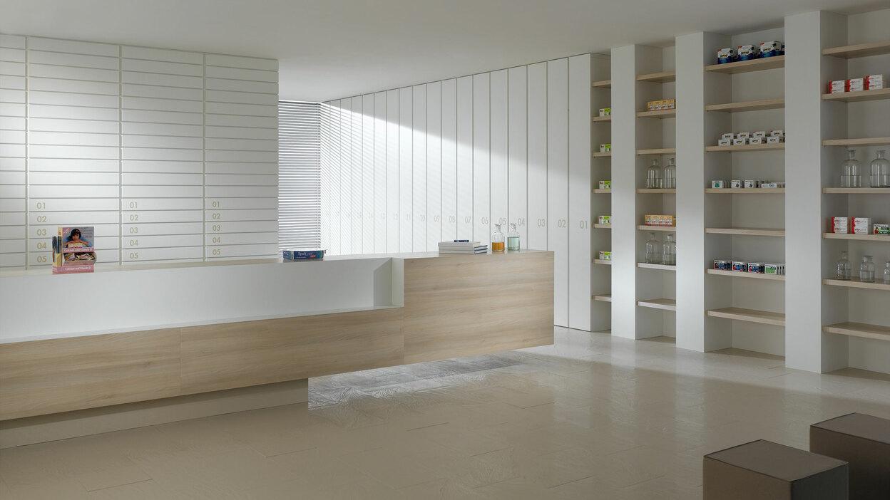 Impressionen einer Apothekeneinrichtung mit hellen Holzmöbeln und geräumigem Regalsystem, sowie aufgeräumten Empfang.