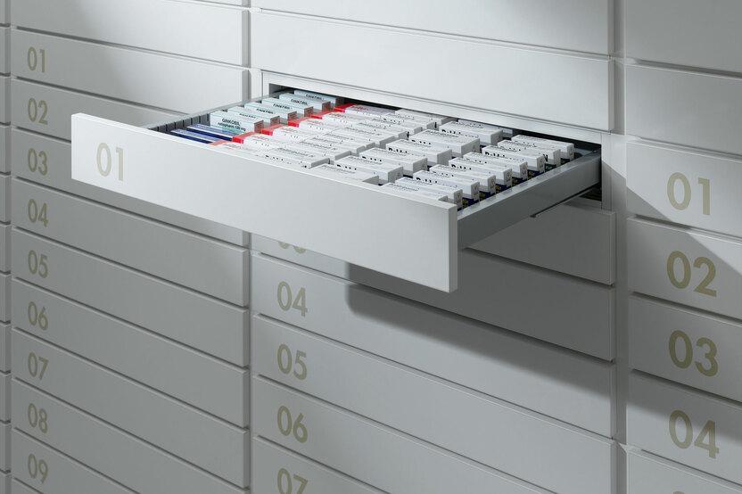 Detailaufnahme von Medikamentenschubläden Detailaufnahme von schmalen weißen Medikamentenschubläden mit dezenter Nummerierung und sichtbarer Medikamentenaufteilungen.