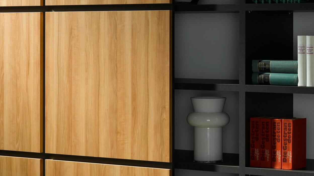 Detailaufnahme mit verschiebbarer Schrankwand für offenes und geschlossenes Schranksystem, lackiert und in Holzoptik kombiniert.