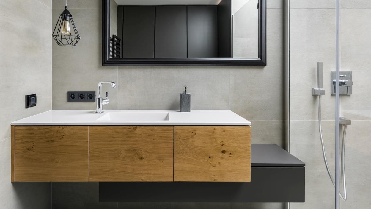 Frontansicht asymmetrischer Waschtisch mit Echtholz und Lackierung, rechteckiger Spiegel, Industriestil