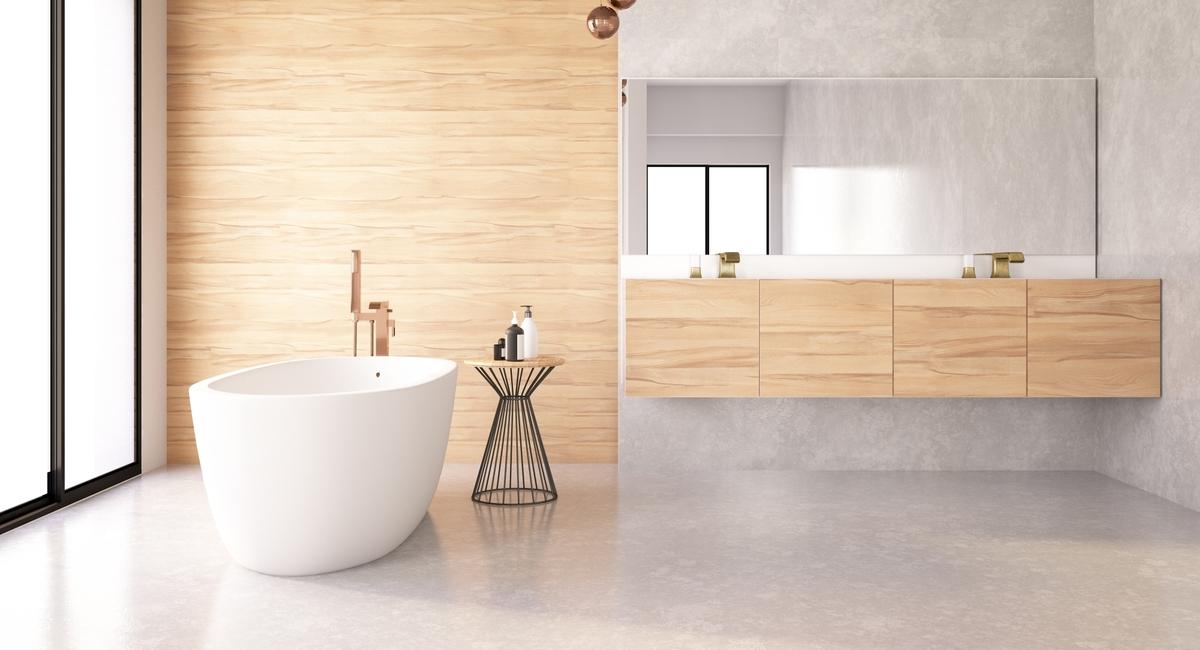 Helle Badimpression mit Einbauschrank und passendem Waschtisch Helle Badimpression mit Einbauschrank und passendem Doppel-Waschtisch mit Schubladen, weiße freistehende Badewanne an Fensterfront