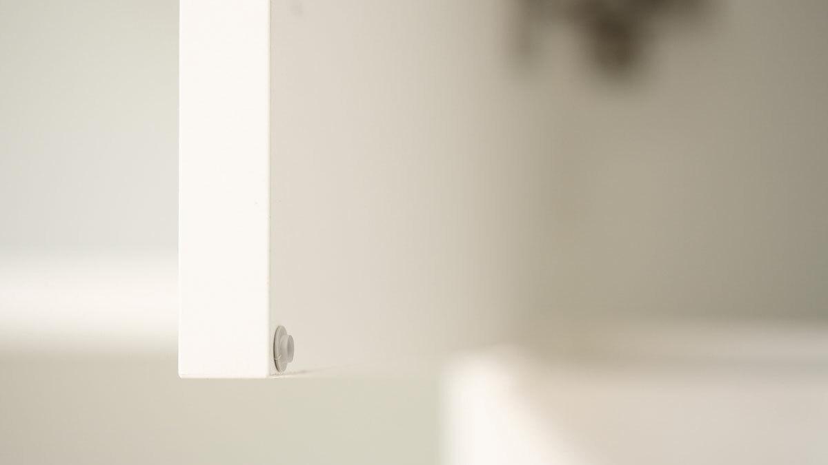 Detailaufnahme Fischauge an weißer Schranktür zur Materialerhaltung