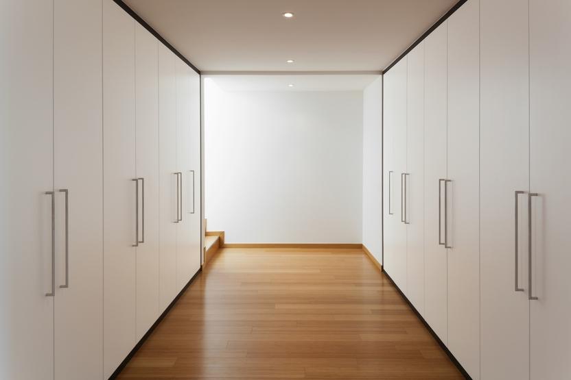 Begehbaren Kleiderschrank selbst planen Begehbarer Kleiderschrank mit Türen in weiß