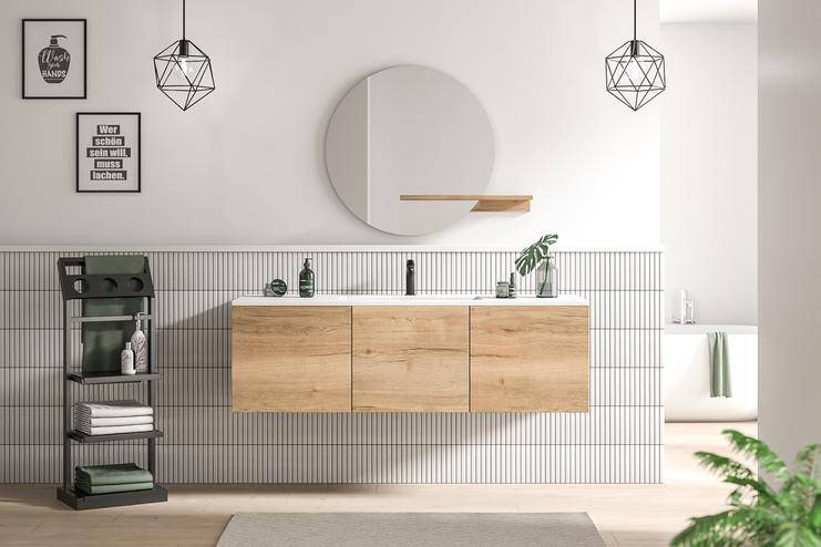 Modernes Bad nach Maß mit Holzfronten Skandinavisch inspiriertes Bad nach Maß mit natürlichen Holzschubladen, geometrischen Leuchten und stilvollen Metrofliesen.